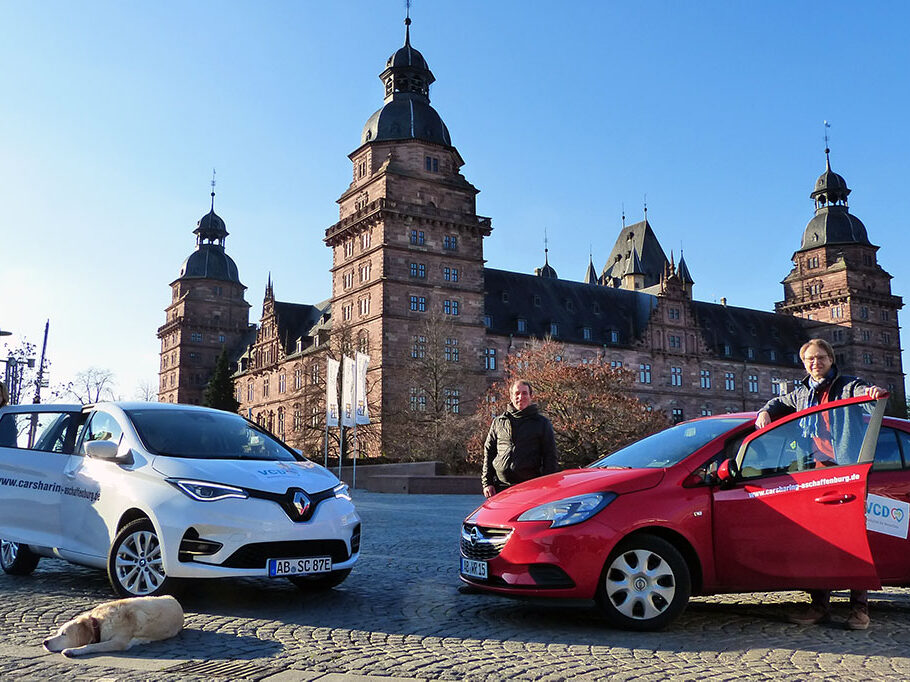 Carsharing Fahrzeuge stehen vor dem Schloss in Aschaffenburg